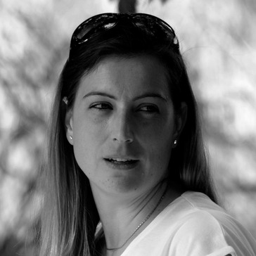Benyes-Szöllősy Andrea fekete-fehér portré